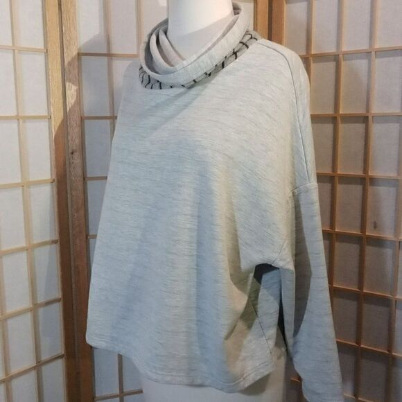 te verde S Cropped Cowl Neck Sweatshirt - Picture 11 of 16